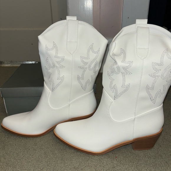 Shoes - NIB White Cowgirl Boots Women’s Size 9